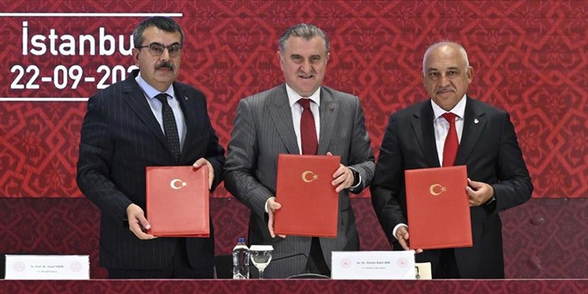 Bakan Tekin: Spor ve futbolla ilgilenen ilgili kişileri de destek olmaya çağırıyoruz