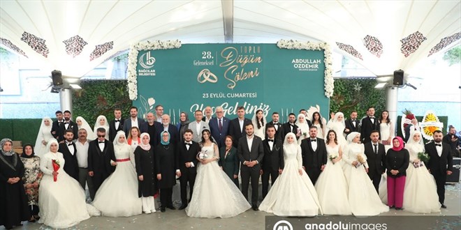 Bağcılar'da 30 kişi toplu düğün şöleniyle evlendi