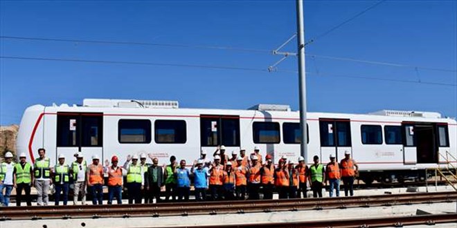 lk yerli ve milli srcsz metro arac Gebze-Darca hattnda raylara indirildi
