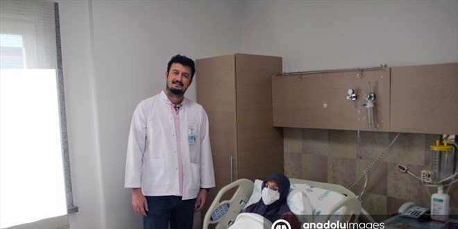 Karın ağrısı şikayetiyle hastaneye gitti, karnından 4,5 kilogramlık kitle çıkarıldı