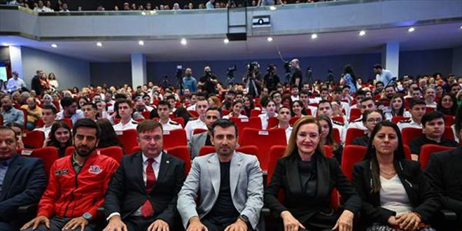 TEKNOFEST Yönetim Kurulu Başkanı Bayraktar, İzmir'de öğrencilerle bir araya geldi