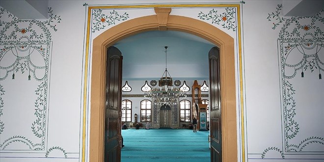 Camiye ayakkabıyla giren kişi hakkında suç duyurusunda bulunuldu