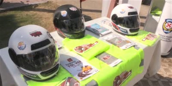 Mersin'de polisler motosiklet srclerine ceza yazmak yerine kask hediye etti