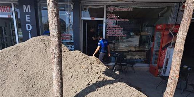 Kiracısının işlettiği pastanenin önüne kum döken iş yeri sahibine para cezası