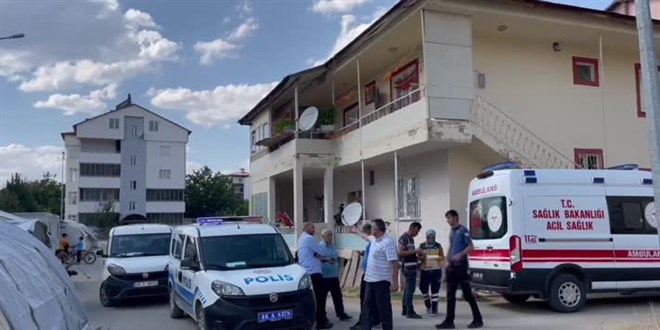 Kahramanmara'ta evinin 2. katndan den yal adam hayatn kaybetti