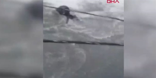 Gaziosmanpaşa'da yolun karşısına geçmeye çalışan kadın sele kapıldı