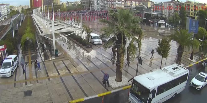 Aydın'da polisin fenalaşan vatandaşa yardımı güvenlik kameralarına yansıdı