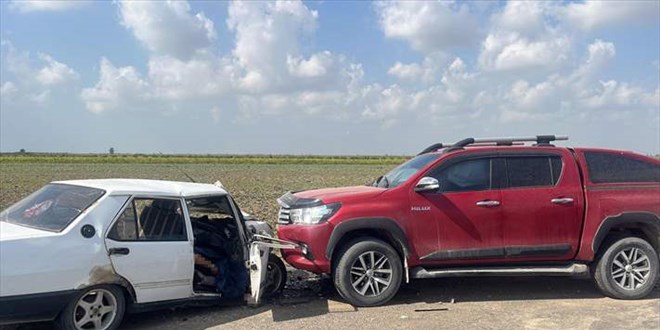Mersin'de otomobil ve pikabın çarpıştığı kazada 2 kişi öldü, 3 kişi yaralandı