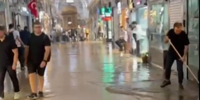 Sağanak Kapalıçarşı'da su baskınlarına neden oldu