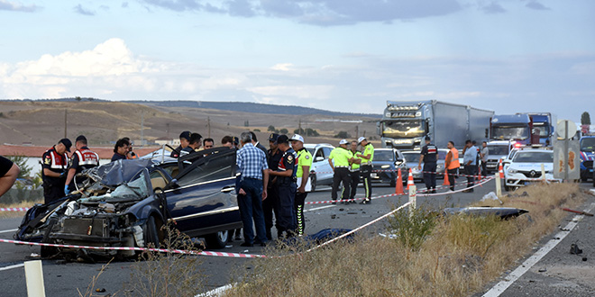 Vinç ile otomobilin çarpıştığı kazada 2 kişi öldü, 1 kişi yaralandı