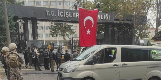 Saldırının düzenlendiği yere Türk bayrağı asıldı