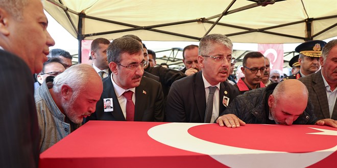 Ankara'daki saldırıyı gerçekleştiren teröristlerin katlettiği şehit veteriner teknikeri defnedildi