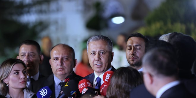 Bakan Yerlikaya, Ankara'daki terör saldırısında yaralanan polis memurlarını ziyaret etti