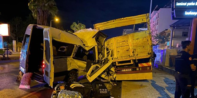 Minibüs park halindeki kamyona ok gibi saplandı: 2 ölü, 9 yaralı