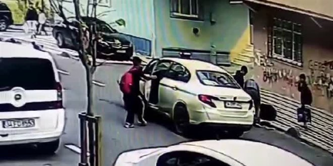 Sultangazi'de hareket eden otomobilin el frenini çeken öğrenci kazayı önledi