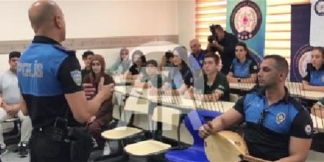 Adana'da öğrenciler polis desteğiyle bağlama çalmayı öğrenecek