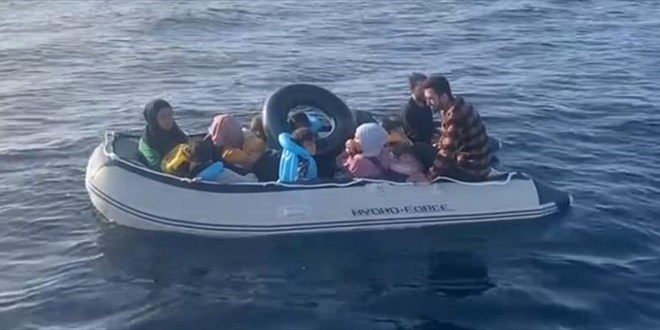 İzmir açıklarında 67 düzensiz göçmen kurtarıldı, 78 göçmen yakalandı