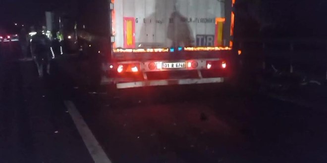 Bozulan kamyonu çekiciye yükleyen kişilere tır çarptı: 2 ölü