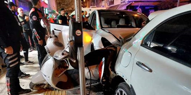 Yalova'da biri polise ait 6 aracın karıştığı kazada 2'si polis 4 kişi yaralandı