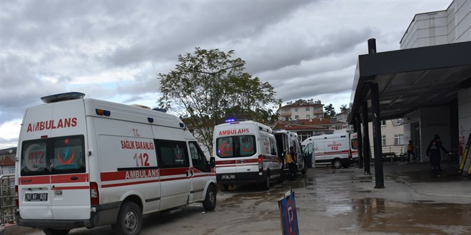 Kamyona çarpan otomobildeki 4 kişi öldü, 1 kişi yaralandı