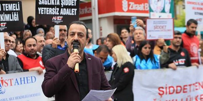 Kocaeli'de 3 doktorun darbedilmesi protesto edildi