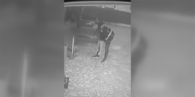 Nefes borusuna şeker kaçan çocuğu polisin Heimlich manevrası kurtardı
