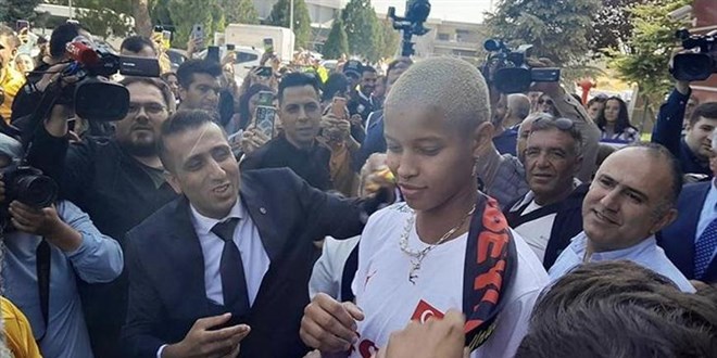 Melissa Vargas'a Malatya'da onur belgesi verildi