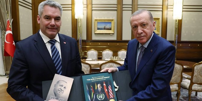 Erdoğan, Avusturya Başbakanı'na kendi yazdığı kitapları hediye etti