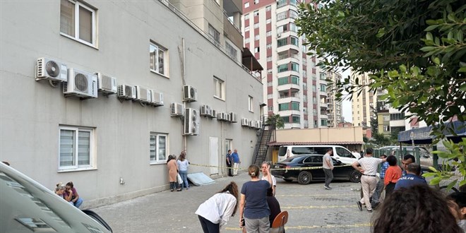 Balkondan dengesini kaybedip düşen çocuk öldü