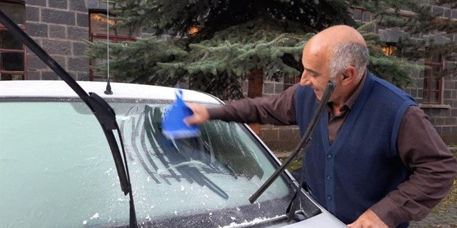 Eksi 5 dereceyi gören ilde araçların camları buz tuttu