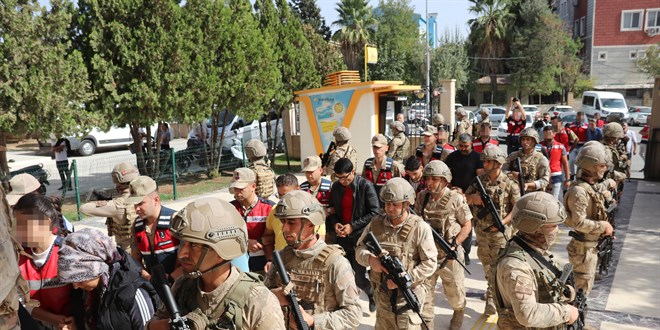 Terör operasyonunda yakalanan 8 zanlı adliyeye sevk edildi