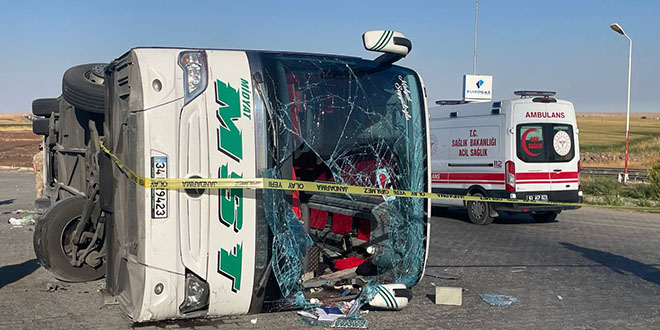 Otomobille çarpışan otobüs devrildi: 2 kişi öldü, 25 kişi yaralandı