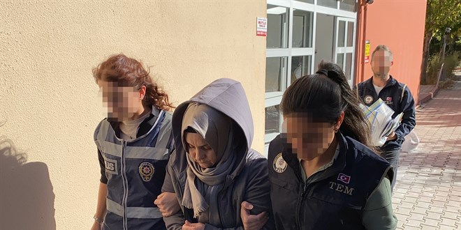Firari FETÖ hükümlüsü kadın, evinin kilerindeki gizli bölmede yakalandı