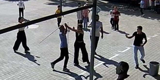 Kız kardeşinin okumasını istemedi, okulu basıp öğretmenleri dövdü