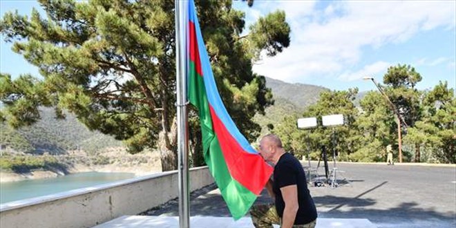 Aliyev, Serseng Baraj Gölü'nde Azerbaycan bayrağını göndere çekti