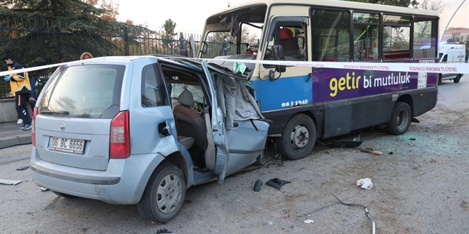 Ankara'da otomobil ile dolmuş çarpıştı: 1 ölü, 14 yaralı