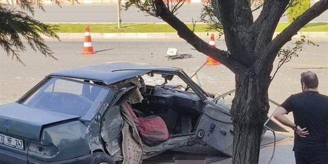 İki otomobilin çarpıştığı kazada bir kişi öldü, iki kişi yaralandı