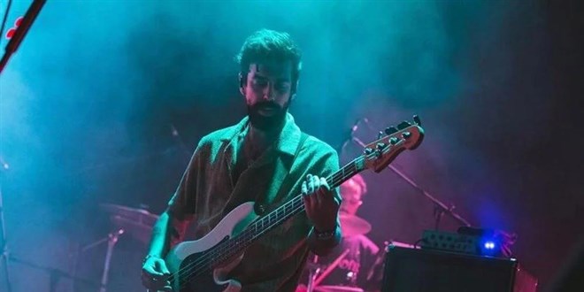 Yüzyüzeyken Konuşuruz'un gitaristine şarkıcı sevgilisini darptan soruşturma