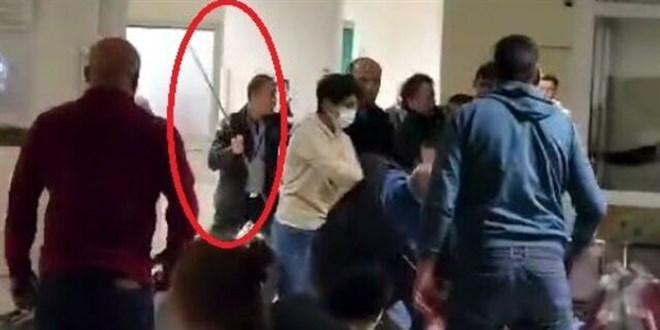 Acil Servis'te bıçakla saldırdı: Annesiyle birlikte gözaltına alındı
