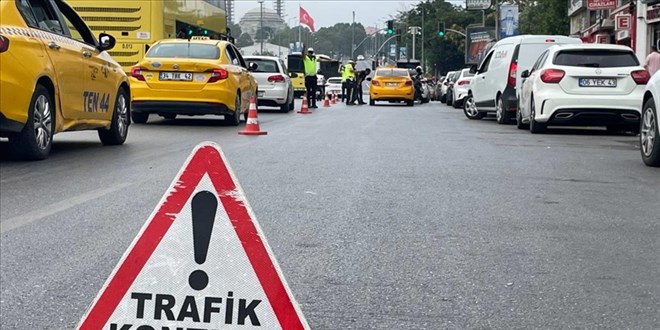 Kad�k�y'de kurallara uymayan taksicilere ceza kesildi