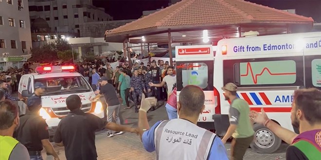 İsrail Gazze'deki bir hastaneyi bombaladı, 500 kişi öldü