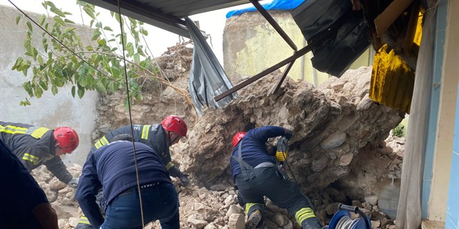 Manisa'da y�kmaya �al��t��� duvar�n alt�nda kalan ki�i �ld�