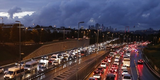 �stanbul'da ya����n da etkisiyle trafikte yo�unluk ya�an�yor
