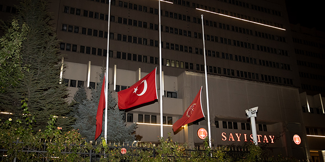 Milli yas ilanının ardından Türkiye'de bayraklar yarıya indirildi