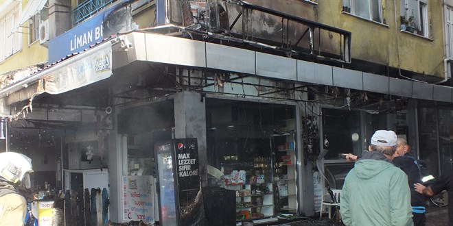 Balıkesir'de büfede çıkan yangın 3 katlı apartmanı sardı