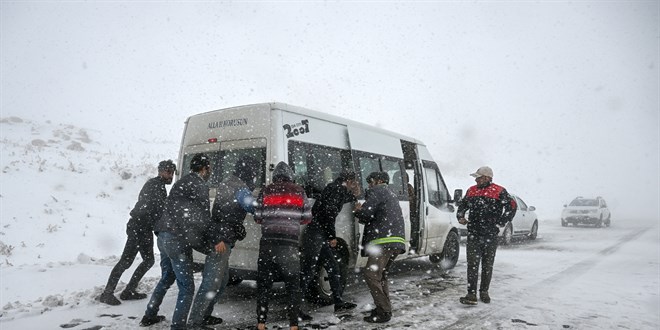 Van'da kar ve tipi nedeniyle birçok araç yolda kaldı
