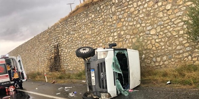 Van'da yolcu minibüsünün devrilmesi sonucu 14 kişi yaralandı