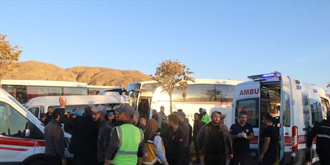 Çankırı'da işçileri taşıyan 3 otobüsle bir minibüsün karıştığı zincirleme kazada 36 kişi yaralandı