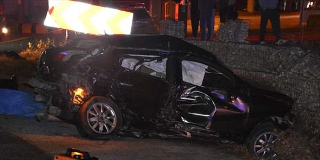 İzmir'de iki otomobilin çarpıştığı kazada 2 kişi öldü, 2 kişi yaralandı
