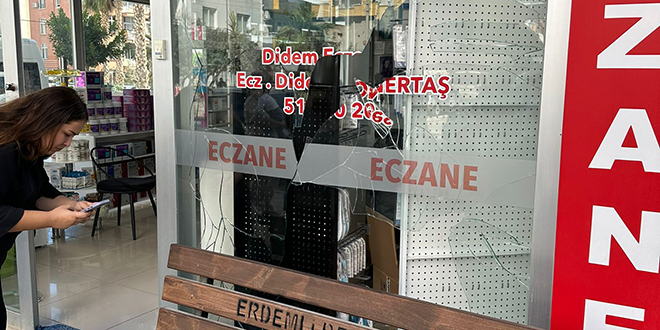 Mahallenin kedisinin ölümünden sorumlu tuttukları eczaneyi bastılar